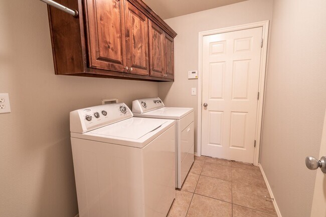 Building Photo - Beautiful 3 bed / 2 bath in New Tulsa!