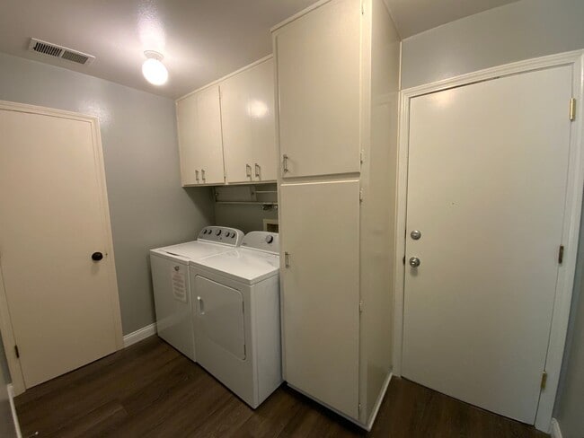 Building Photo - 3 Bedroom Single Story Home Available Near Louisiana Blvd NE & Candelaria Rd NE!