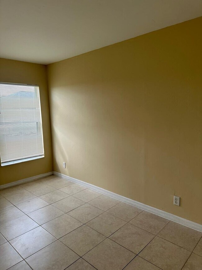 Building Photo - Spacious 3-Bed + Den Home with 2-Car Garag...