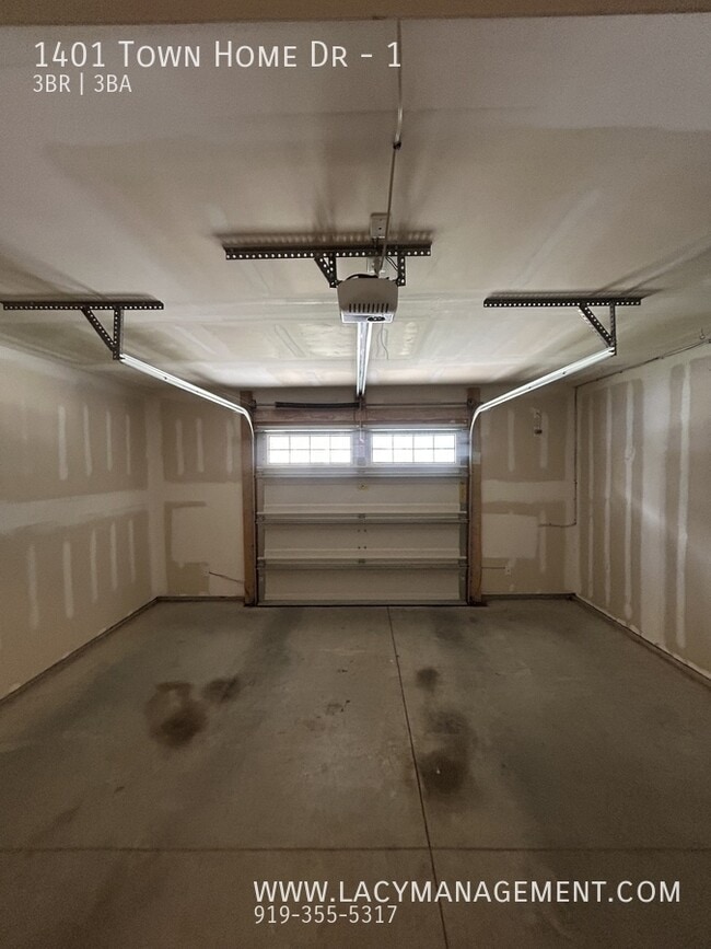 Building Photo - 1401 Town Home Dr
