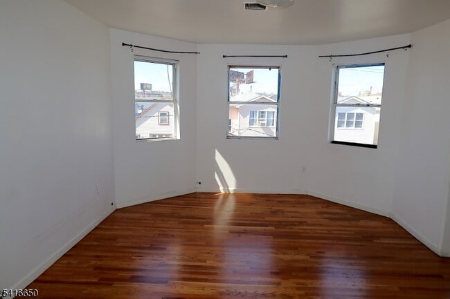 Building Photo - 524 Mulberry St
