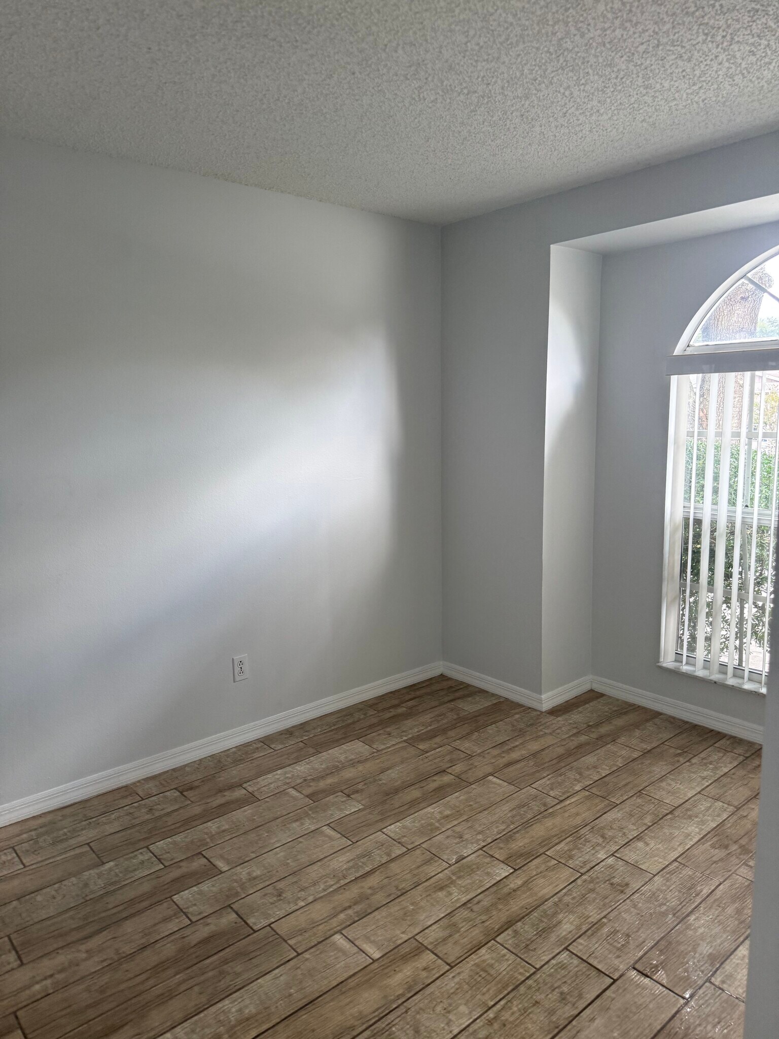 Building Photo - 4400 Venice Dr