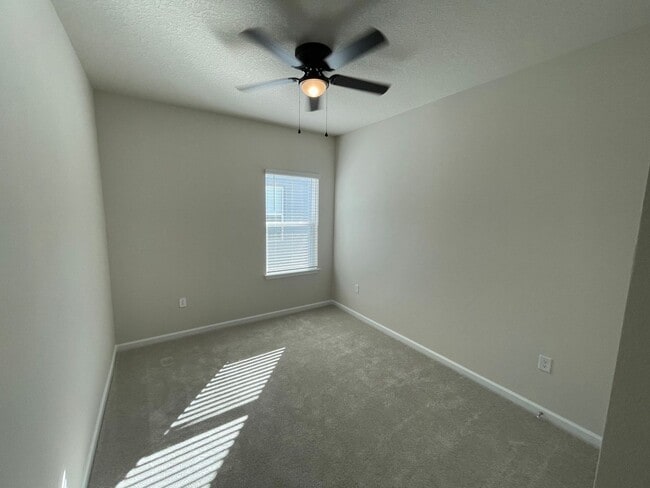 Building Photo - Beautiful 4 Bedroom 2 Bathroom home in Eagle Crest community