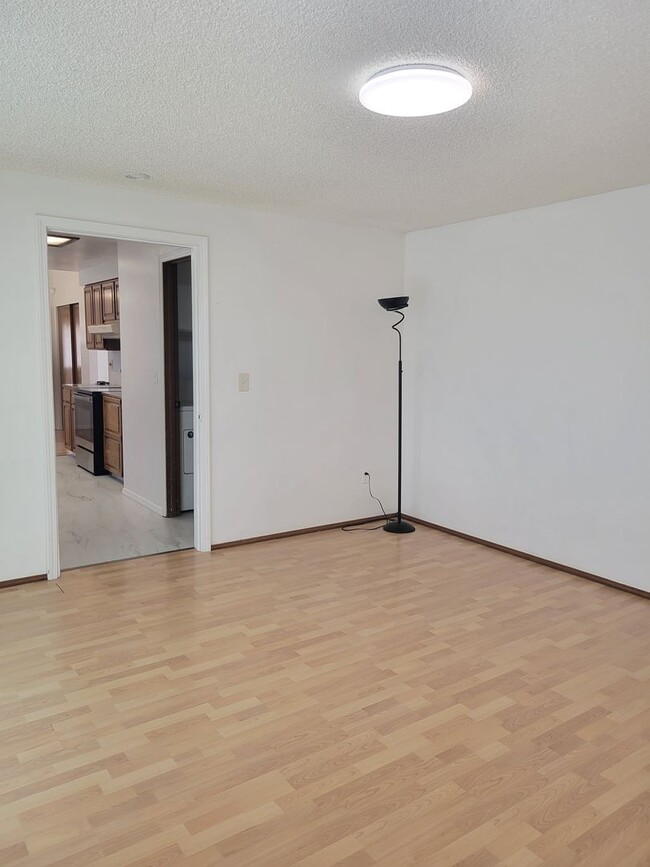 Building Photo - ? Spacious 3-Bedroom Rambler with Vaulted ...