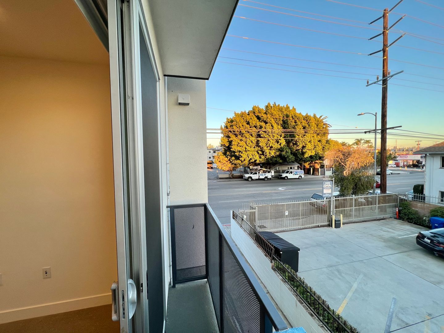 Building Photo - 3355 Overland Ave