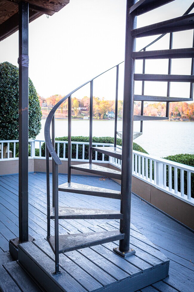 Building Photo - 9808 Emerald Point Dr