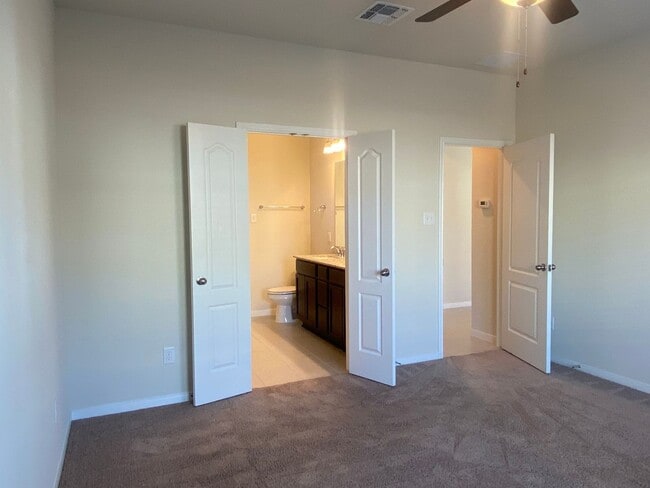 Building Photo - 4 BEDROOM, SHORT TERM LEASE AVAILABLE