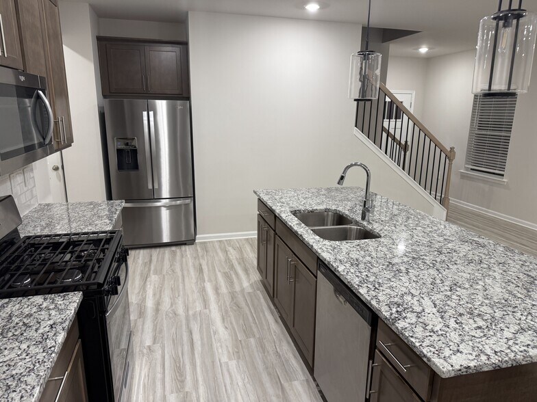 Building Photo - 2044 Avalon Rdg