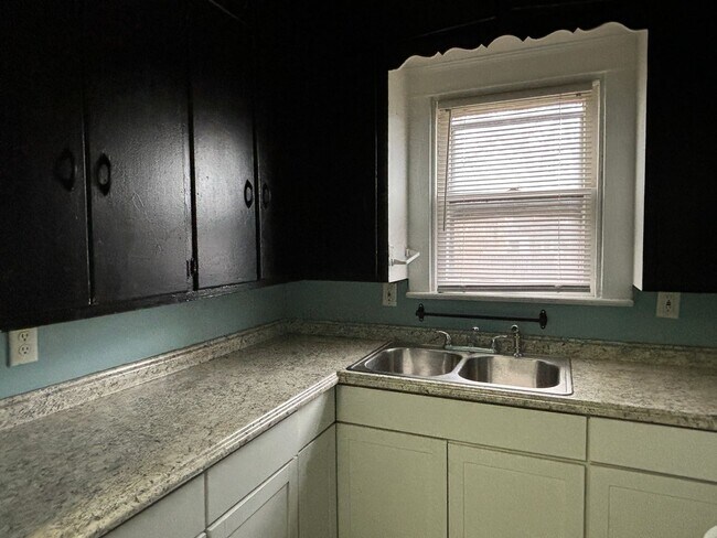 Building Photo - AVAILABLE NOW! Charming 3-Bed, 1-Bath Historic Duplex in Indianapolis!