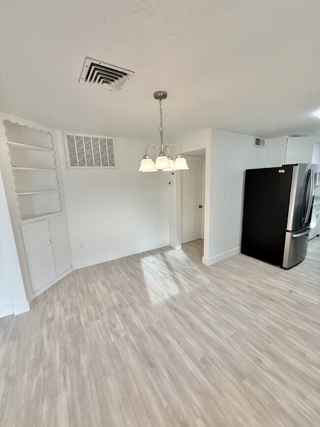Building Photo - 288 W Diagonal #A 3 Bed/2 Bath