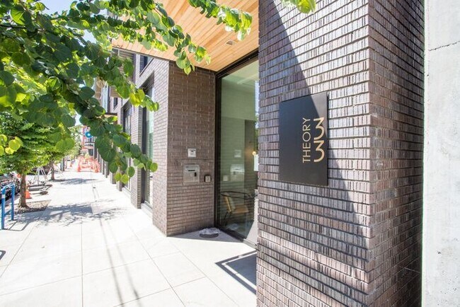 Building Photo - Luxury One Bedroom! Near Salt and Straw an...