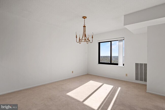 Building Photo - 307 Yoakum Pkwy