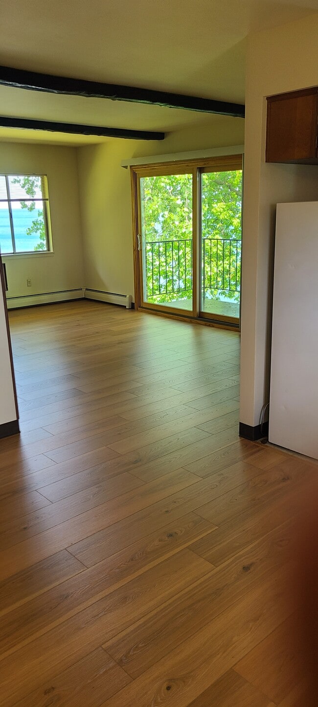 Building Photo - 1073 Sheridan Rd