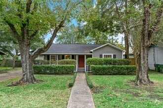 Building Photo - 1110 Woods Dr