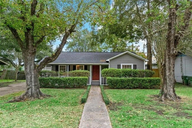 Primary Photo - 1110 Woods Dr
