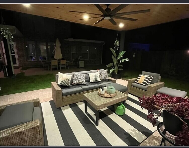 Building Photo - 2319 Jasper Pt