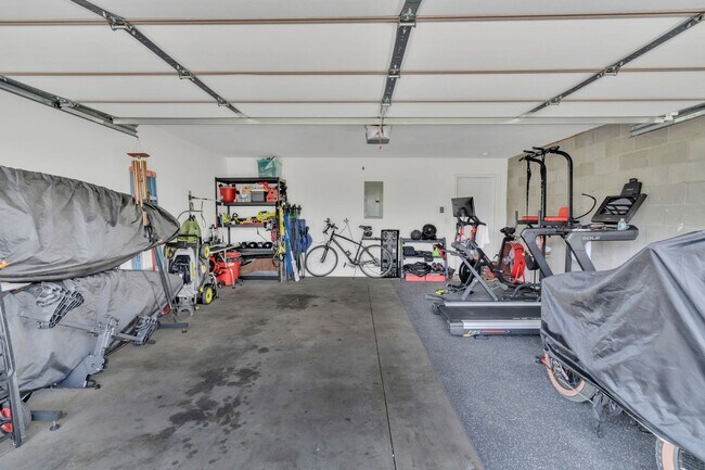 Building Photo - Great End-Unit Townhome with upgrades galore!