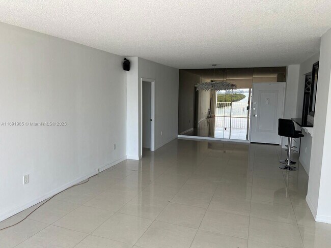 Building Photo - 500 Bayview Dr