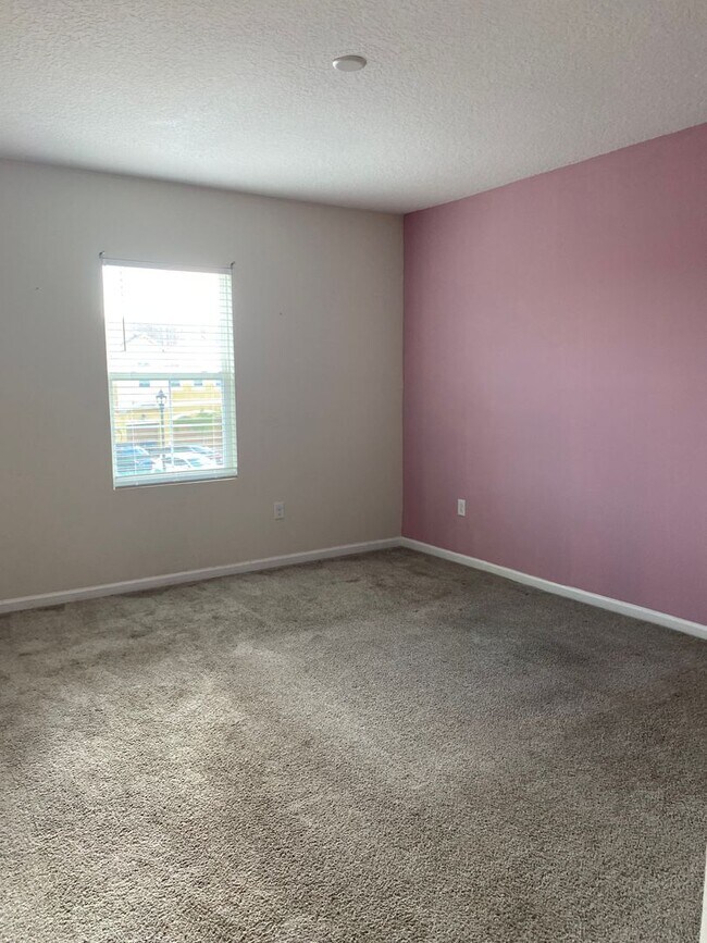 Building Photo - GATED 3 BR/2.5 TOWNHOUSE