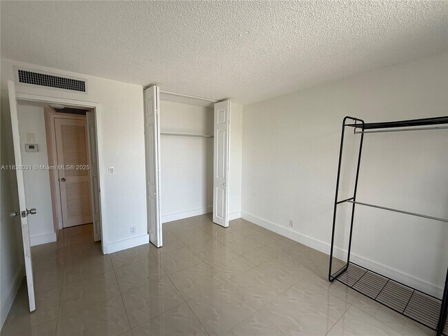 Building Photo - 3475 N Country Club Dr