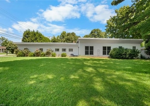 Building Photo - 701 Locust Pl