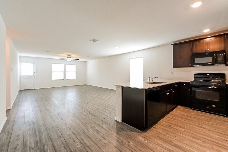 Building Photo - 1040 Crestview Dr