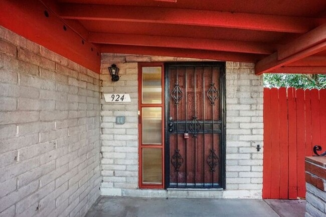 Building Photo - Radiant East Tucson Retreat: Bright 2-Bed with Large Private Backyard