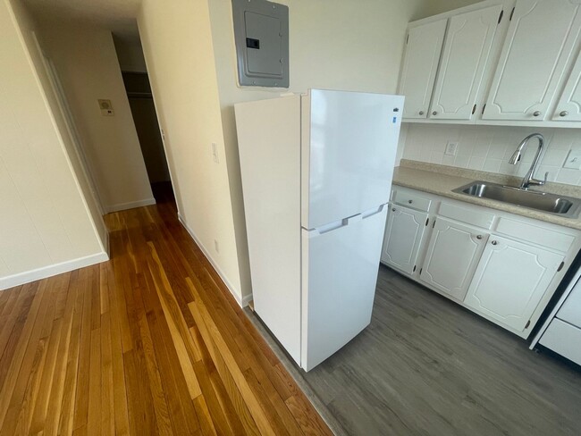 Building Photo - Avl NOW - Half Fee! Sunny 1BR near Boston ...