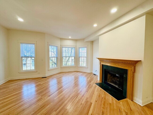 Building Photo - Fully Renovated 3-Bed/2-Bath in Lincoln Park, Parking Included!