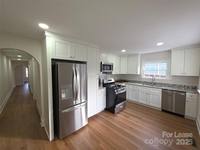 Building Photo - 1953 Woodcrest Ave