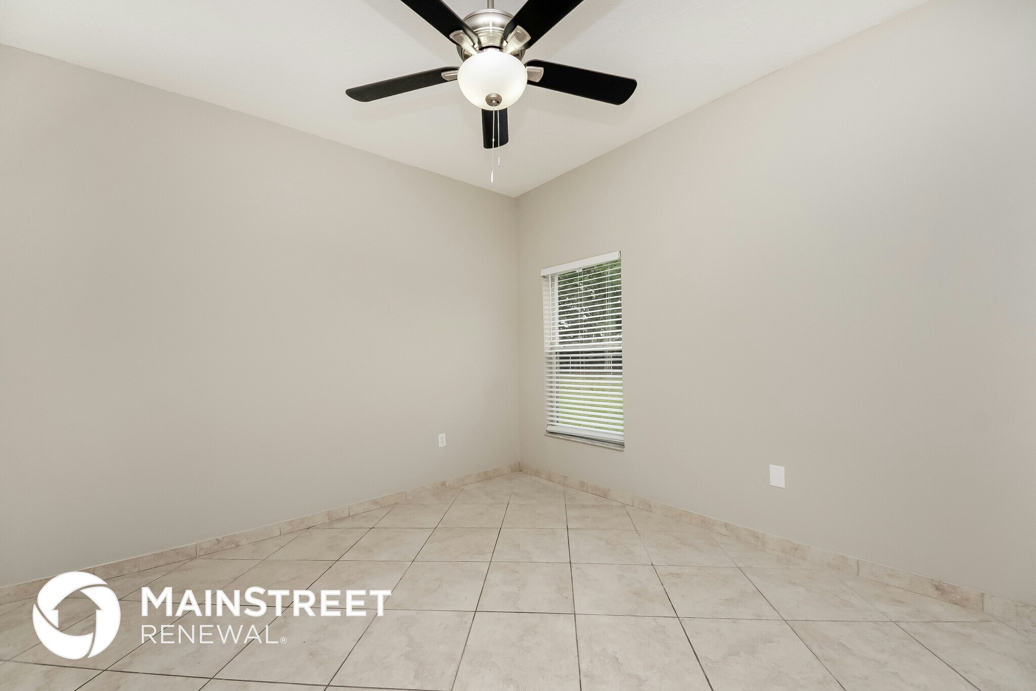 Building Photo - 710 Paris Dr