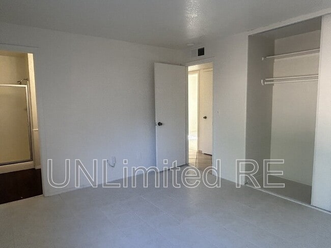 Building Photo - 3635 Clearwater Dr