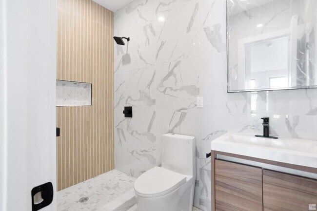 Building Photo - Massive 3 bed 2 bath in the heart of willi...