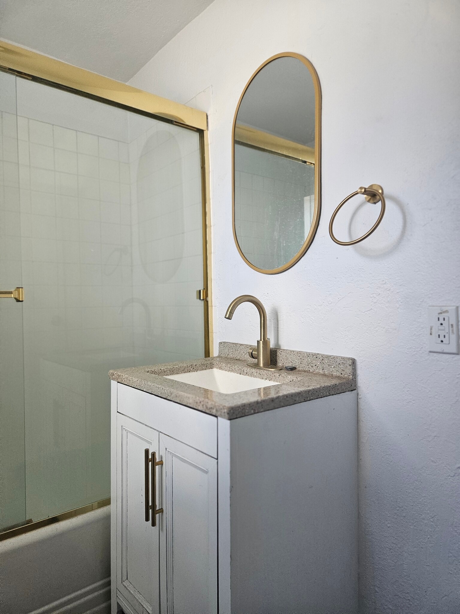 Building Photo - 5159 Clinton St