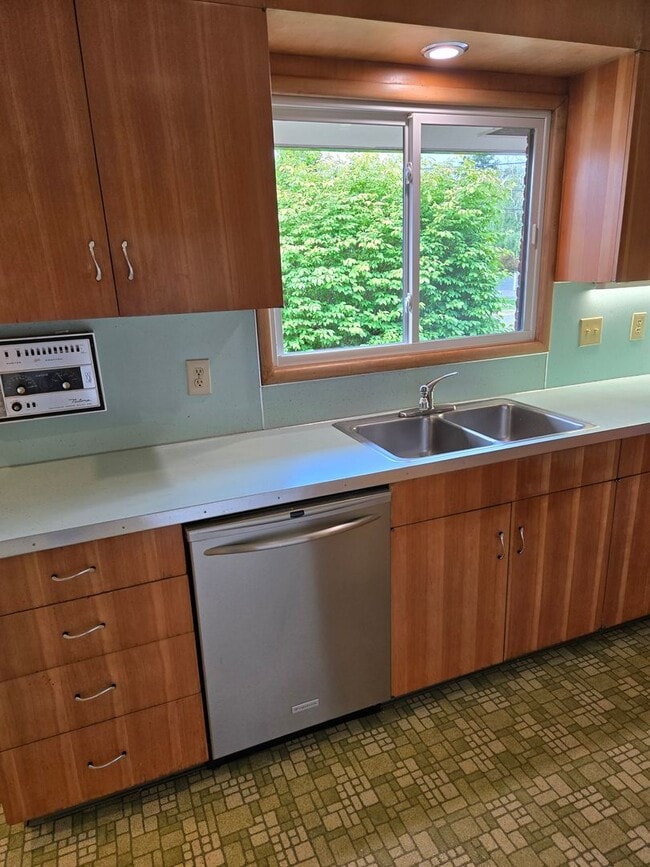 Building Photo - 1 level Mid Century Beauty! 3 Bd/ 3 ba