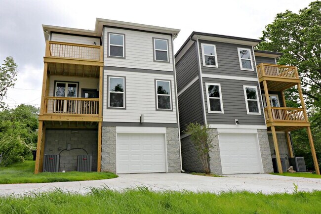 Building Photo - Spacious 4-Bedroom home minutes walk from the park!