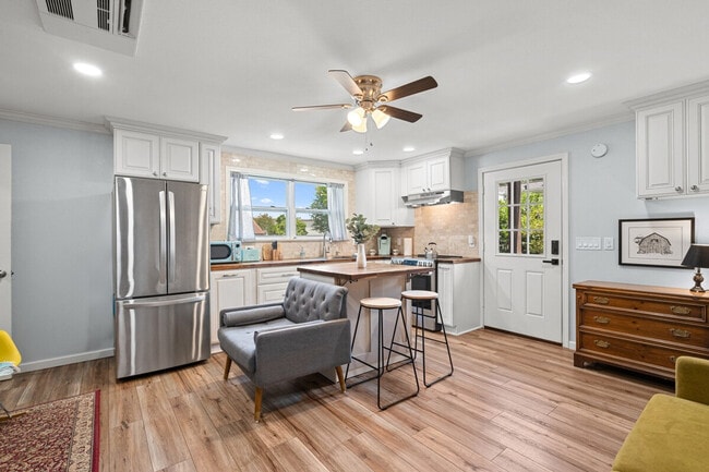 Building Photo - 2 Mead Dr