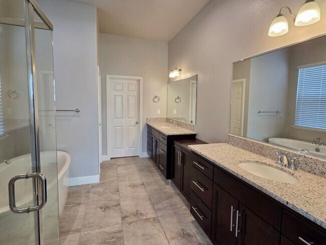 Building Photo - $2,750 Shaw & Locan, 4 Bedroom House - Twa...