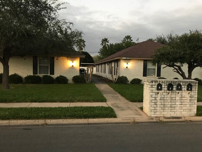 Outside of 4 plex at 1801 Lexington Circle - 1801 Lexington Circle
