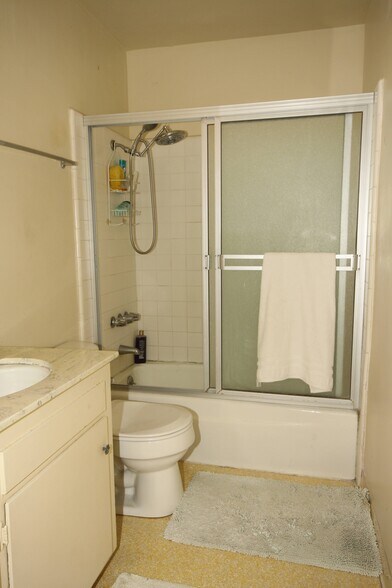 Shared Central Bathroom - 11061 Missouri Ave