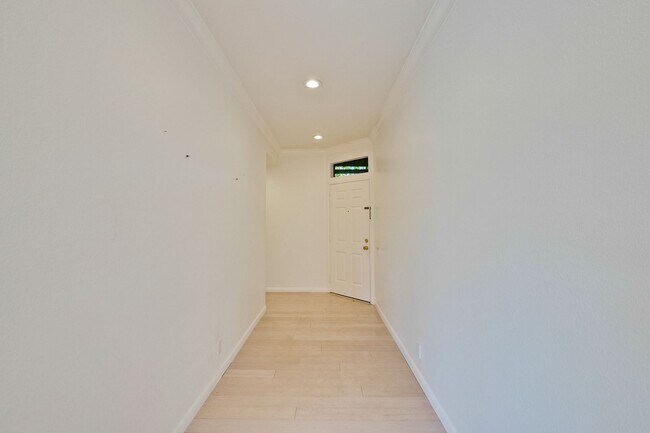Building Photo - 1108 Shoreline Dr