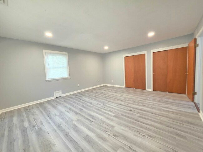 Building Photo - 8241 Robin Hood Dr