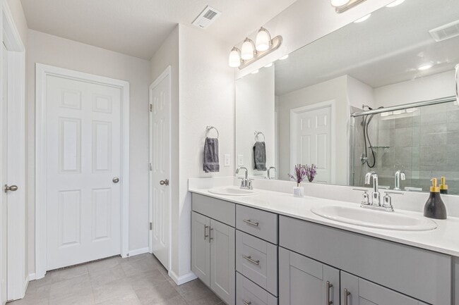 Building Photo - Immaculate, Well-Maintained 3 bed/3.5 Bath...