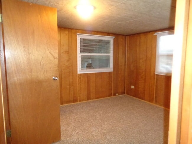 Building Photo - 3 Bedroom/ 1 1/2 Bathroom Mobile Home