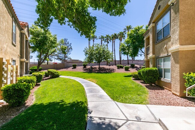 Building Photo - Beautiful 2Bed/2Bath First Floor Condo located in Silverado Ranch