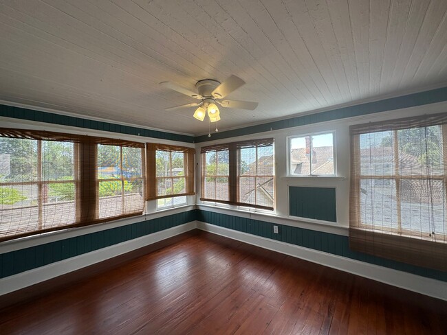 Building Photo - 2 Bed 1 Bath Apartment with Historic Charm