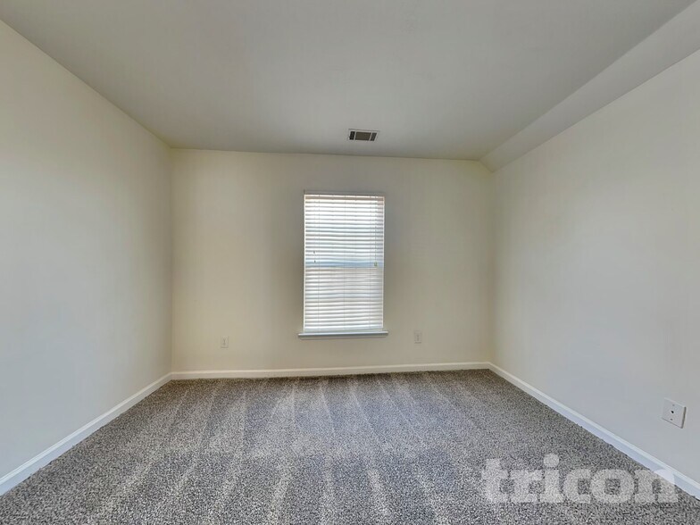 Building Photo - 4884 Somerset Dr