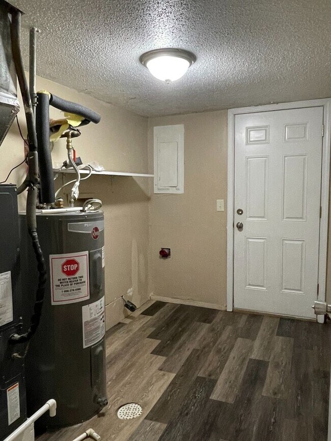 Building Photo - 295/297 Chris Dr.