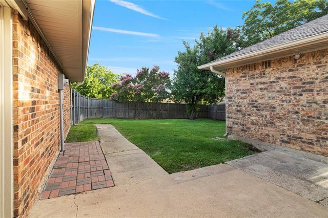 Building Photo - 1610 St James Dr