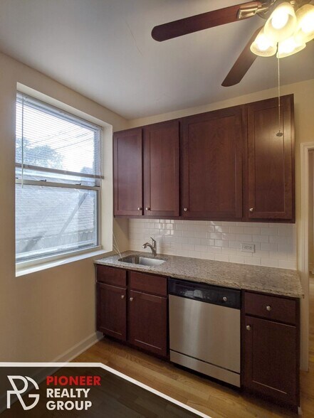 Building Photo - 1615 W Berteau Ave